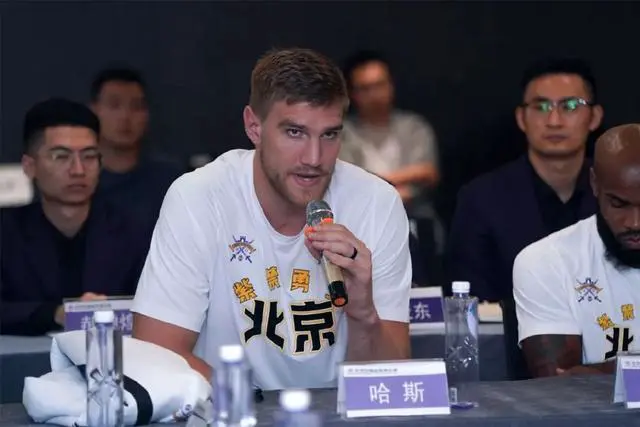 如何根据篮球比赛的不同阶段调整力量训练强度?_0
